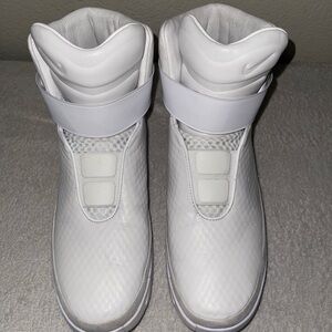 Nike Swoosh HNTR White High-Top Sneakers